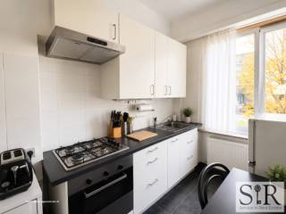 <span>Lichtrijk appartement met terras te koop in Borgerhout. Ben je op zoek naar een charmant appartement met 2 slaapkamers in het hart van Borgerhout, maar wil je toch snel overal geraken? Dan is dit gezellige appartement precies wat je zoekt! Gelegen in een rustige straat en voorzien van alle comfort met snelle toegang tot het openbaar vervoer. Perfect voor starter of investeerder.<br /></span><span><br />Indeling: je komt binnen via een ruime inkomhal in deze kleinschalige residentie. De keuken (gasvuur) geeft prachtig zicht naar buiten. De badkamer beschikt over een ligbad met regendouche, lavabomeubel en aansluiting voor een wasmachine. Verder heeft het appartement twee slaapkamers. Er is 1 grote slaapkamer en 1 kleinere die je ook als bureau kan inrichten. Vanuit de grote slaapkamer heb je toegang tot het terras. Ook is er een apart toilet met wastafel en een kelder voorzien.<br /></span><br />Concreet: een charmant appartement met twee slaapkamers in Borgerhout vlakbij het Boelaerpark en met Berchem-station op nog geen 1500m afstand.<br />Kleinschalig gebouw met 3 units zonder lift.<br />Er is een voldoende parkeergelegenheid en ligt vlakbij de winkels voor een gezellig middagje shoppen.<br /><br />Aarzel niet en contacteer ons via het zoekertje, via mail (info@immosir.be), telefonisch (015/65.50.05) of via onze website (www.immosir.be).