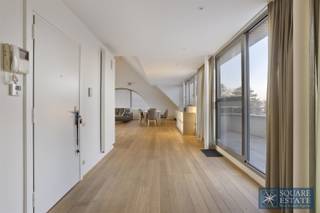 Square Estate biedt u deze prachtige, lichte penthouse aan, ideaal gelegen met royale volumes en een uitzonderlijk groen uitzicht. Het appartement...
