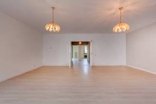 Dit aangename en lichtrijke appartement op de <strong>eerste verdieping</strong> is uitstekend gelegen en beschikt over een bijzonder <strong>ruime woonkamer met een aangename lichtinval</strong>. <br /><br />Het appartement omvat een ruime leefruimte, een aparte keuken, een badkamer en twee volwaardige slaapkamers. De <strong>slaapkamers</strong> bevinden zich <strong>aan de rustige achterzijde van het gebouw</strong> en genieten hierdoor van extra privacy. Eén van de slaapkamers biedt toegang tot een <strong>aangenaam buitenterras</strong>.<br /><br />Ondanks de ligging op de eerste verdieping kan u desgewenst gebruikmaken van de <strong>lift</strong>. Deze is conform de geldende regelgeving.<br /><br />De <strong>centrale ligging</strong> vormt een bijkomende troef: winkels, openbaar vervoer en diverse andere voorzieningen bevinden zich op korte afstand.<br /><br />Er is een mogelijkheid tot het aankopen van een <strong>autostaanplaats of garagebox</strong>. <br /><br /><span>De daken van het gebouw werden recent vernieuwd, wat bijdraagt aan een verbeterde energie-efficiëntie. Daarnaast is de lift conform de geldende regelgeving en goedgekeurd volgens de vereiste veiligheidsnormen.</span><br /><br />U kan een bezoek aanvragen via 03 502 98 74 of via lena@claves.be.