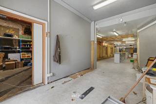 Bent u op zoek naar een ruim handelspand met een instapklare duplex waar wonen en werken perfect gecombineerd kunnen worden? Dan biedt dit pand tal van mogelijkheden.<br /><br />Het pand beschikt over een uitzonderlijk ruime handels- en opslagruimte van ca. 430 m², bereikbaar via een grote sectionale poort. Dankzij de open indeling stelt u zich hier meteen de vraag: wordt dit een winkel, garage, magazijn, stockage of e-commercehoofdkwartier? Er is bijvoorbeeld plaats voor maar liefst 15 wagens.<br /><br />Boven de handels- en opslagruimte bevindt zich een lichtrijke duplexwoning. Op de eerste verdieping vindt u een ruime leefruimte, een open keuken en een badkamer met ligbad en inloopdouche. De tweede verdieping omvat twee volwaardige slaapkamers en een extra kamer die ideaal is als kinderkamer, bureau of dressing.<br /><br />De duplex is uitgerust met airconditioning, vernieuwde ramen en een recente hoogrendementscondensatieketel, wat bijdraagt aan het wooncomfort en de energiezuinigheid.<br /><br />Een veelzijdig pand op een centrale ligging in Hamme, ideaal voor wie op zoek is naar een combinatie van wonen en ondernemen.<br /><br />Dit is een pand dat u echt gezien moet hebben om de indrukwekkende oppervlakte en mogelijkheden ten volle te kunnen inschatten. Wenst u een bezoek in te plannen? Stuur dan een e-mail naarfelix@uw-huis.be of bel tijdens de kantooruren naar 052463803.<br />