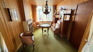 <h1><span>Woning met potentieel, centraal gelegen! </span></h1><p><span>Deze ruime woning, gelegen in het centrum van Geraardsbergen, biedt heel wat mogelijkheden voor wie op zoek is naar een renovatieproject met potentieel. De daken en ramen werden reeds vernieuwd, wat alvast een mooie eerste stap is.</span></p><p><span>Dankzij de ruime indeling, de verschillende kamers en de aangename stadskoer kan deze woning worden omgevormd tot een comfortabele gezinswoning, volledig naar eigen smaak en wensen.</span></p><p><span>Indeling van de woning</span></p><p><span>Gelijkvloers</span></p><ul><li><span>Leefruimte</span></li><li><span>Keuken</span></li><li><span>Badkamer</span></li><li><span>Apart toilet</span></li><li><span>Buitenberging</span></li><li><span>Ruime stadskoer</span></li></ul><p><span>Eerste verdieping</span></p><ul><li><span>Kamer met wateraansluiting, met mogelijkheid om een tweede badkamer te creëren</span></li><li><span>Ruime slaapkamer</span></li><li><span>Nachthal</span></li></ul><p><span>Tweede verdieping</span></p><ul><li><span>Kamer met dakkapellen, die zorgen voor een ruimtelijk gevoel</span></li><li><span>Extra zolderkamer die nog verder kan worden ingericht</span></li></ul><p><span>Zolder</span></p><ul><li><span>Extra zolderruimte, ideaal als opslagruimte</span></li></ul><p><span>Troeven</span></p><ul><li><span>Centrale ligging in Geraardsbergen</span></li><li><span>Ruime woning met veel mogelijkheden</span></li><li><span>Daken reeds vernieuwd</span></li><li><span>Ramen reeds vernieuwd</span></li><li><span>Vliegenramen aanwezig</span></li><li><span>Elektrisch rolluik aan de voorzijde</span></li><li><span>Mogelijkheid tot het creëren van een extra badkamer</span></li><li><span>Ruime stadskoer</span></li><li><span>Ideaal voor wie een woning naar eigen smaak wil renoveren</span></li><li><span>EPC label D = Geen renovatieplicht! </span></li></ul><p><span>Een woning met potentieel op een centrale locatie!</span></p><p><span>Ben je op zoek naar een ruime woning die je volledig naar eigen wensen kunt inrichten? Dan is deze eigendom in de Kattestraat in Geraardsbergen zeker een bezoek waard.</span></p>