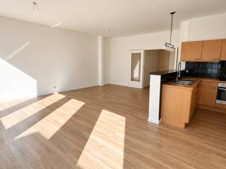 In de bekende Hoogstraat, in het hart van Antwerpen, bevindt zich dit uitstekend gelegen appartement. De vele restaurants, cafés en winkels maken van deze bruisende buurt een top locatie.<br /><br />Het appartement van ca. 89 m² is gelegen op de tweede verdieping. Dankzij de kamerhoge raampartijen geniet de woonruimte van een aangename lichtinval. De hoogwaardige, onderhoudsvriendelijke PVC-parketvloer zorgt voor een warme en ruimtelijke uitstraling.<br /><br />De open keuken is recent uitgerust met splinternieuwe toestellen: een kookplaat, heteluchtoven, vaatwasser, koelkast met ruim vriesvak en een microgolfoven. De hoge toog vormt een subtiele scheiding tussen de keuken en de leefruimte en creëert zo een ideale balans tussen openheid en functionaliteit.<br /><br />De masterbedroom bevindt zich aan de rustige achterzijde. Ook de tweede slaapkamer is ruim en leent zich perfect als logeerkamer, kinderkamer of bureau. Beide kamers maken gebruik van de badkamer, uitgerust met een ligbad met douche en een dubbele lavabo. Hier is tevens een aansluiting voorzien voor een wasmachine en droogkast.<br /><br />De gemeenschappelijke binnentuin biedt een oase van rust, waardoor u even vergeet dat u zich in het centrum van Antwerpen bevindt.<br /><br />Een ondergrondse autostaanplaats dient worden bijgehuurd voor € 130 per maand.<br /><br />Gemeenschappelijke kosten: 130 Euro per maand.<br />Provisie op verbruik van water: 35 Euro per maand.<br />Nutsvoorzieningen gas en elektriciteit zijn privé op te nemen door de huurder.<br /><br />Onmidellijk beschikbaar.