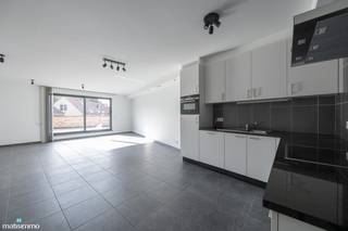 <span>INSTAPKLAAR APPARTEMENT MET 2 SLAAPKAMERS, RUIM TERRAS EN AUTOSTAANPLAATS IN HET CENTRUM VAN BILZEN</span><br /><br /><span>Dit instapklare appartement vinden we terug aan de Brugstraat 33 bus 1 te Bilzen. Door haar centrale ligging in het centrum zijn alle voorzieningen zoals winkels, scholen, restaurants en het station op wandelafstand gelegen. Daarnaast zijn de autostrades vlakbij waardoor omliggende steden vlot bereikbaar zijn.</span><br /><br /><span>Het appartement is gelegen op de eerste verdieping en is bereikbaar via de trap, er is geen lift aanwezig.</span><br /><span>De indeling is als volgt:</span><br /><span>- Inkomhal. </span><br /><span>- Woonkamer met open keuken. De keuken is voorzien van een inbouwkoelkast, keramische kookplaat met afzuigkap, combi-oven en een vaatwasser.</span><br /><span>- Berging met aansluiting voor het wasmachine.</span><br /><span>- 2 slaapkamers.<br />- Badkamer. De badkamer is voorzien van een enkele lavabo en een bad-douche combinatie.</span><br /><span>- Toilet.</span><br /><span>- Ruim zongericht terras.</span><br /><br /><span>Er zijn geen gemeenschappelijke kosten voor dit appartement.</span><br /><span>Het appartement is voorzien van een autostaanplaats en een buitenberging.</span><br />De lampen en gordijnen zichtbaar op de foto's blijven aanwezig.<br /><br /><span>Wilt u graag een bezichtiging inplannen voor dit instapklare appartement met een voortreffelijke ligging? Contacteer ons dan vrijblijvend via <span>info@matisimmo.be</span></span><span>.</span>