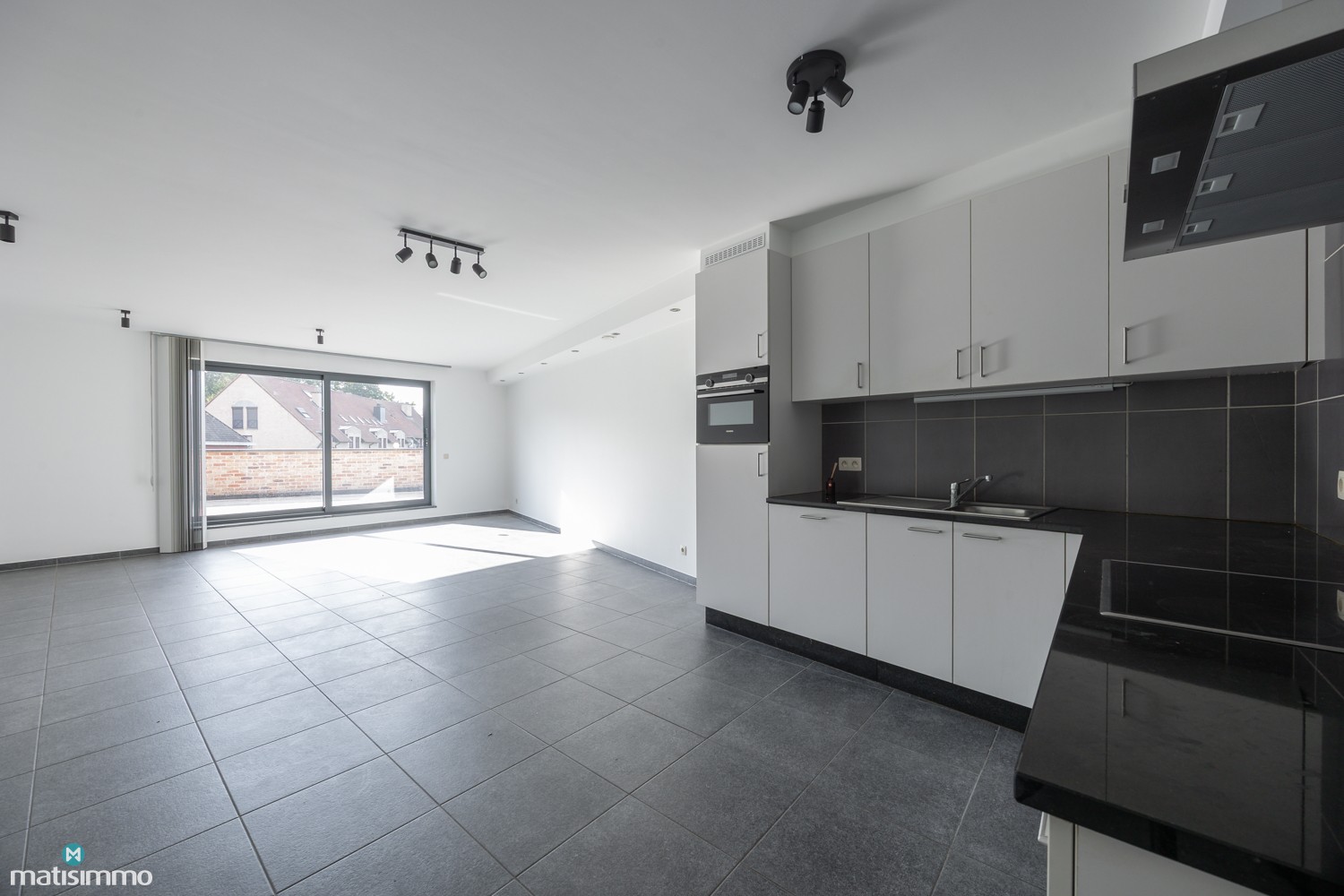 INSTAPKLAAR APPARTEMENT MET 2 SLAAPKAMERS, RUIM TERRAS EN AUTOSTAANPLAATS IN HET CENTRUM VAN BILZEN - foto 3
