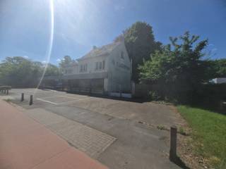 Het bedrijfsgebouw bestaande uit een atelier met showroom met een oppervlakte van ca. 750m² gebouwd op een perceel met een oppervlakte van 3.034m².<br />Toplocatie in industriegebied langsheen een belangrijke invalsweg richting Herentals en vlakbij de fly-over van Geel.