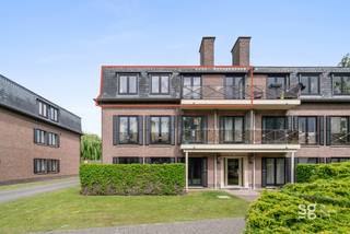 In het centrum van De Pinte vinden we dit ruime en lichtrijke appartement met twee slaapkamers en een aparte bureauruimte terug! Extra troef is...