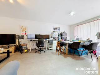 Dit prachtig gelegen appartement in Beernem biedt u comfortabele woonruimte met twee ruime slaapkamers. De lichte leefruimte zorgt voor een warme en gezellige sfeer waar u heerlijk kunt ontspannen.<br /><br />De moderne badkamer met dubbele lavabo en inloopdouche is volledig uitgerust en functioneel ingericht, zodat u dagelijks van comfort kunt genieten. Daarnaast beschikt het appartement over een afgesloten garage, wat extra gemak en veiligheid biedt voor uw voertuig.<br /><br />Dankzij de gunstige ligging in Beernem bent u dichtbij alle noodzakelijke voorzieningen en uitstekende verbindingen naar omliggende steden. Dit appartement combineert praktische indeling met een fijne woonsfeer, perfect om uw nieuwe thuis van te maken.<br /><br />€60 garage<br />€75 provisie A.O.