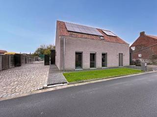 <p>Instapklare alleenstaande woning in een rustige buurt, bestaande uit een inkomhal met ingemaakte vestiaire, berging en toilet, een gezellige leefruimte met eet- en zithoek, en een recent vernieuwde keuken met kookeiland en eetplaats.<br />De prachtige badkamer is uitgerust met een inloopdouche, ligbad en dubbele wastafel. Verder zijn er twee praktische bergingen, een wasplaats, een bureel/slaapkamer of polyvalente ruimte en een grote tuin met aangelegd terras.<br />Op de verdieping bevinden zich drie slaapkamers, een dressing, een afzonderlijk toilet en een bergzolder.</p>
<p><b>Extra troeven:</b></p>
<ul>
<li>
<p>Energiezuinig (label B)</p>
</li>
<li>
<p>Voorzien van zonnepanelen</p>
</li>
<li>
<p>Zonneboiler</p>
</li>
<li>
<p>Regenwaterput van 20.000 L</p>
</li>
<li>
<p>Bewoonbare oppervlakte van ca. 250 m²</p>
</li>
<li>
<p>Polyvalente ruimte met aparte ingang en sanitaire voorzieningen</p>
</li>
<li>
<p>Ideaal voor wie wonen en werken wil combineren of voor een groot gezin</p>
</li>
<li>
<p>Grote oprit met plaats voor meerdere wagens</p>
</li>
</ul>
<p>Dit appartement is te koop ZONDER makelaar via het concept van <b><span>Smart Houses!</span></b> Wenst U verdere inlichtingen of bezoek? Contacteer rechtstreeks de eigenaar via <b><span>0491/59.21.01</span></b></p>