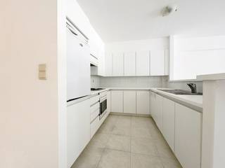 Gelegen in de Zeelaan van De Panne biedt dit ruime lichtrijk appartement 2 slaapkamers en een aangenaam terras. Het beschikt over een ingerichte keuken, badkamer met dubbele wastafel en ligbad, een apart toilet. Verder is er een kelder, is de elektriciteit conform en heeft het appartement EPC-label B.<br /><br />Gemeenschappelijke kosten inbegrepen in de huurprijs. <br />3 maanden huurwaarborg Verbruik water, gas en elektriciteit ten laste van de huurder Plaatsbeschrijving op gemeenschappelijke kosten<br />EPC: 163 kWh/(m² jaar) – Label B