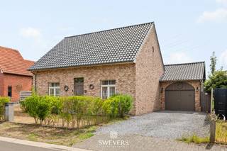 Voor meer info en foto’s, surf naar www.swevers.be – Meer ruimte betekent meer mogelijkheden. En daarvan heeft Halhei 12 er heel wat te bieden. Deze open bebouwing in Heusden-Zolder verrast met 259 m² aan woonruimte, verschillende leef- en slaapvertrekken en heel wat mogelijkheden om de woning naar eigen wens in te vullen. Van comfortabel gezinswonen tot een vrij beroep aan huis: hier krijg je de ruimte om vandaag én morgen je eigen woonverhaal vorm te geven. En dat alles op een rustige locatie in een verkeersluwe straat. De woning werd in 2022 grotendeels gerenoveerd en beschikt over een nieuw dak met zonnepanelen, vernieuwde ramen, een recente keuken en EPC-label C. Met meerdere leefruimtes, verschillende slaapkamers en een aparte ingang voor een mogelijk vrij beroep geniet je hier van heel wat flexibiliteit. Buiten zorgen de zuidgerichte tuin, garage en hoge carport voor extra comfort. De rustige ligging wordt gecombineerd met een goede bereikbaarheid: scholen, openbaar vervoer en ontspanning bevinden zich op minder dan 1 km, terwijl winkels en restaurants aan de Koolmijnlaan op ongeveer 2 km liggen. Ontdek de mogelijkheden van Halhei 12. Bel 011 255 155 voor meer informatie. Bron bewoonbare oppervlakte: EPC – verslag.