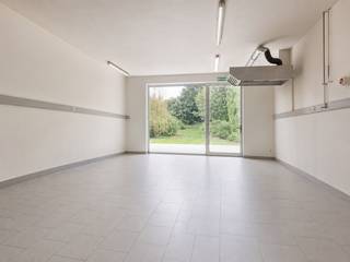Pal in het centrum van Staden, vinden we deze casco woning. <br />De eigendom ligt op een oppervlakte van ong 200m² en is voorzien van tuin en garage. <br />Deze woning biedt mogelijkheid tot het creëren van een bel-etagewoning, en kan je afwerken naar je eigen smaak en voorzien van energiezuinige afwerking. <br />Extra troef : er is mogelijkheid tot het aankopen van de aanpalende handelswoning, wat zeer mooie kans is voor wie op zoek is naar een centraal gelegen pand voor het uitbaten van een horeca-zaak, een kantoorruime, een commerciële ruimte, .. <br />Tevens een zeer mooie aanbieding voor wie een woning zoekt, die je naar eigen smaak en goesting verder kan afwerken. <br />EPC 271 kWh/m²jaar, Label C <br />Deze prijs is een vanaf-prijs, ieder bod hoger dan deze vraagprijs wordt aan de eigenaar voorgelegd, die het recht heeft dit bod al dan niet te aanvaarden. <br />Contacteer ons gerust voor meer info of een vrijblijvend bezoek aan deze eigendom.