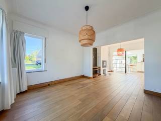 PERFECT ONDERHOUDEN HALFOPEN BEBOUWING, die recent genoot van energetische opfriswerken, met 4 SLAAPKAMERS en ZONNIGE STADSTUIN, gelegen aan de rand van de bruisende stadskern van OUDENAARDE.<br />Deze instapklare woning combineert MODERN WOONCOMFORT met AUTHENTIEKE CHARME en geniet ook van de aanwezigheid van zonnepanelen.<br />Binnen verwelkomt de woning u met een RUIME EN LICHTRIJKE LEEFRUIMTE, VOLLEDIG INGERICHTE KEUKEN, BADKAMER en een PRAKTISCHE WASPLAATS/BERGING. Daarnaast beschikt de woning over een VEELZIJDIG BUREEL/DRESSING en maar liefst 4 VOLWAARDIGE SLAAPKAMERS, waardoor er aan ruimte geen gebrek is.<br />Ook buiten is het aangenaam vertoeven. De ZONNIGE STADSTUIN met UITNODIGEND TERRAS vormt de ideale plek om in alle rust te ontspannen en te genieten.<br />De CENTRALE LIGGING is een absolute troef: u woont nabij belangrijke invalswegen én op wandelafstand van het historische stadscentrum van Oudenaarde. Zo geniet u van een ideale combinatie van STADSE LEVENDIGHEID, COMFORT EN RUST.<br /><br />Adres: Veldstraat 14 - 9700 Oudenaarde<br />Beschikbaar vanaf 1 november 2026<br />Huurprijs €1150,00 / maand<br />EPC: 579,00 kWh/m²/jaar. (Er wordt een NIEUW EPC-ATTEST opgemaakt, waarbij een C-LABEL wordt verwacht.)