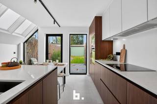 Ontdek deze instapklare gezinswoning in topstaat — modern, energiezuinig en perfect gelegen!<br /><br />🏡 Over de woning<br /><br />Deze volledig gerenoveerde gezinswoning is een zeldzame vondst op de Roeselaarse vastgoedmarkt. Dankzij een recente totaalrenovatie werd de woning omgetoverd tot een eigentijdse, comfortabele thuis met hoogwaardige afwerking en oog voor detail.<br />De combinatie van zonnepanelen en airconditioning zorgt voor een energiezuinige en aangename woonervaring het hele jaar door.<br /><br />📍 Locatie en omgeving<br /><br />De woning ligt op een strategische locatie in Roeselare, op wandelafstand van scholen, winkels, openbaar vervoer en het station.<br />De zuidwestgerichte oriëntatie garandeert een overvloed aan natuurlijk licht en een gezellige buitenbeleving.<br /><br />🛋️ Indeling<br /><br />Bij het binnenkomen word je verwelkomd in een lichte inkomhal met apart toilet.<br />Verder beschikt de woning over een ruime leefruimte, volledig uitgeruste keuken met eetkamer, vier volwaardige slaapkamers, een stijlvolle badkamer, traphal en kelder.<br />De aparte garage is bereikbaar via een achterweg en kan bovendien perfect ingericht worden als kantoor- of hobbyruimte.<br />Buiten vind je een zonnig terras met stadstuintje – ideaal om te ontspannen in alle privacy.<br /><br />⚡ Energiezuinig wonen<br /><br />Dankzij zonnepanelen, dubbele beglazing, dak- en muurisolatie behaalt deze woning een uitstekend EPC-label A (E50) – goed voor zowel het milieu als je energiefactuur.<br /><br />🌟 Troeven op een rij<br /><br />- Volledig gerenoveerde woning in uitzonderlijke staat<br />- 4 ruime slaapkamers – ideaal voor gezinnen<br />- EPC A (E50) – energiezuinig en toekomstgericht<br />- Airconditioning voor optimaal comfort<br />- Centrale ligging nabij scholen, station en centrum van Roeselare<br />- Garage met mogelijkheid tot kantoor- of hobbyruimte<br />- Zuidwestgericht terras en stadstuintje<br /><br />✨ Klaar om te verhuizen zonder zorgen?<br />Deze woning biedt alles wat je zoekt: comfort, stijl en energiezuinigheid in een centrale omgeving.<br /><br />📞 Contacteer ons vandaag nog voor meer informatie of een bezoek — want deze parel blijft niet lang op de markt! 0479 616 455 of julie@bricx.be