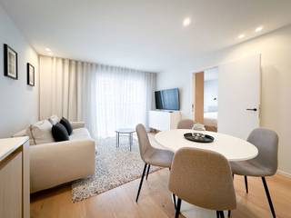 Stijlvol en gezellig ingericht appartement met 1 slaapkamer, perfect gelegen aan de levendige Lippenslaan, op slechts enkele stappen van de Zeedijk...<br /><br />Indeling: Ruime inkomhal met gastentoilet en vestiaire. De sfeervolle woonkamer sluit naadloos aan op de gezellige eethoek. De moderne, open keuken is uitgerust met alle hedendaagse comfort en biedt alles wat je nodig hebt voor een zorgeloze levensstijl. Daarnaast is er een aparte berging met aansluiting voor een wasmachine.<br /><br />De ruime, lichte slaapkamer is voorzien van ingemaakte kasten voor optimaal opbergcomfort. De luxueuze, half open douchekamer met inloopdouche is elegant afgewerkt en biedt alle comfort.<br /><br />Dit appartement is de perfecte pied-à-terre voor wie wil genieten van ontspannende vakanties aan zee!