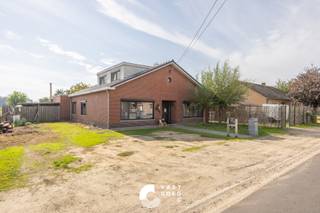 <p><strong><span>Instapklare, gerenoveerde gezinswoning met 5 slaapkamers en landelijk uitzicht op een perceel van 11 are 74 ca</span></strong></p>
<p><span>Deze ruime gezinswoning is gelegen in een rustige en landelijke woonomgeving te Bocholt, met een prachtig uitzicht op de achterliggende weide. Dankzij de gunstige ligging nabij de Nederlandse grens geniet u van een groene omgeving met een vlotte verbinding naar Bocholt, Kaulille en Lozen.</span></p>
<p><span>De woning werd doorheen de jaren grondig gerenoveerd en beschikt over een bewoonbare oppervlakte van 217 m² en maar liefst 5 ruime slaapkamers. De lichtrijke aanbouw zorgt voor een aangenaam ruimtegevoel en een mooie verbinding met de tuin. Dankzij de aanwezigheid van twee slaapkamers en een badkamer op het gelijkvloers is de woning bovendien volledig gelijkvloers bewoonbaar.</span></p>
<p><span>Bij de renovatiewerken werden onder meer de vloeren, keuken, badkamer, het dak en de slaapkamers vernieuwd. Daarnaast werd de woning voorzien van dak- en spouwmuurisolatie, PVC-ramen met dubbele beglazing en 10 zonnepanelen (2020). De centrale verwarming werkt op aardgas.</span></p>
<p><span>Met een gunstige EPC-score van 162 kWh/m² (label B) combineert deze woning hedendaags wooncomfort met een energiezuinig karakter.</span></p>
<p><strong><span>Indeling: (plannen onder documenten)</span></strong></p>
<p><strong><span>Gelijkvloers:</span></strong></p>
<ul>
<li>
<p><span>Inkomhal met vestiaire</span></p>
</li>
<li>
<p><span>Gezellige zit- en eethoek met mogelijkheid tot het plaatsen van een houtkachel</span></p>
</li>
<li>
<p><span>Halfopen keuken met zicht op de tuin</span></p>
</li>
<li>
<p><span>Lichtrijke aanbouw met open leefruimte</span></p>
</li>
<li>
<p><span>Wasplaats en CV-ruimte</span></p>
</li>
<li>
<p><span>2 ruime slaapkamers met inbouwkasten</span></p>
</li>
<li>
<p><span>Gerenoveerde badkamer</span></p>
</li>
<li>
<p><span>Apart toilet</span></p>
</li>
<li>
<p><span>Bureauruimte met trap naar de verdieping</span></p>
</li>
</ul>
<p><strong><span>1ste verdieping:</span></strong></p>
<ul>
<li>
<p><span>Nachthal</span></p>
</li>
<li>
<p><span>3 ruime slaapkamers met inbouwkasten</span></p>
</li>
<li>
<p><span>Badkamer met toilet</span></p>
</li>
</ul>
<p><strong><span>Buitenruimte:</span></strong></p>
<ul>
<li>
<p><span>Ruim perceel van 11 are 74 ca</span></p>
</li>
<li>
<p><span>Overdekt terras over de volledige breedte van de woning</span></p>
</li>
<li>
<p><span>Verschillende tuinbergingen</span></p>
</li>
<li>
<p><span>Vrij uitzicht op de achterliggende weide</span></p>
</li>
</ul>
<p><strong><span>Troeven:</span></strong></p>
<ul>
<li>
<p><span>Rustige en landelijke ligging nabij de Nederlandse grens</span></p>
</li>
<li>
<p><span>Gunstige EPC-score van 162 kWh/m² (label B)</span></p>
</li>
<li>
<p><span>Geen renovatieverplichting</span></p>
</li>
<li>
<p><span>Volledig gelijkvloers bewoonbaar</span></p>
</li>
<li>
<p><span>Bewoonbare oppervlakte van 217 m²</span></p>
</li>
<li>
<p><span>5 ruime slaapkamers</span></p>
</li>
<li>
<p><span>Grondig gerenoveerd en voorzien van 10 zonnepanelen</span></p>
</li>
<li>
<p><span>Prachtig, landelijk uitzicht met veel privacy</span></p>
</li>
</ul>
<p><span>Ben jij op zoek naar een ruime, instapklare gezinswoning met een landelijke ligging en alle hedendaags comfort? Neem contact met ons op voor meer informatie of een bezichtiging. We helpen je graag verder!</span></p>