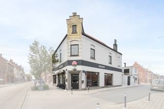 Ontdek dit gezellige volkscafé-restaurant met ruime, lichtrijke woonst, ideaal gelegen in het hart van de sfeervolle Paterswijk.<br /><br />Het gezellige café biedt plaats aan ongeveer 70 gasten en is daardoor perfect geschikt voor een rendabele en veelzijdige uitbating. De ruime, uitnodigende bar sluit mooi aan op de volledig uitgeruste keuken en afwasruimte, gevolgd door een grote berging.<br />De bevoorrading verloopt bijzonder vlot dankzij de achterkoer met privé-ingang langs de Sint-Antoniusstraat.<br />De sanitaire voorzieningen voor klanten bevinden zich op het gelijkvloers.<br />Dankzij de gunstige ligging aan de toegangsweg richting centrum, vlak bij het woonzorgcentrum Pandje, geniet het café van een constante passage. In de zomermaanden zorgt het terras aan de straatkant voor extra beleving en omzet.<br />Deze toplocatie biedt bovendien tal van mogelijkheden voor toekomstige uitbatingsvormen of herbestemming.<br /><br />Op de eerste verdieping bevindt zich een ruim en modern ingericht appartement met veel lichtinval.<br />De woonst omvat een gezellige leefruimte met open keuken, een badkamer, apart toilet, bergruimte en vier ruime slaapkamers — ideaal voor eigen bewoning of verhuur.<br /><br />Contacteer Martine 0479/28.82.99 voor een vrijblijvend bezoek