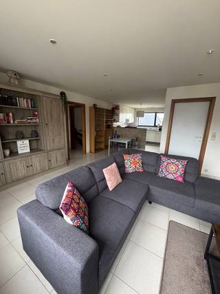 Welkom in Sint-Lievens-Houtem waar we op de 2de verdieping dit ruime appartement terugvinden! Het appartement is ideaal gelegen op het marktplein in...