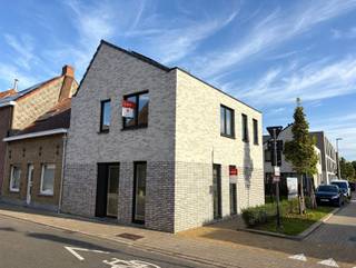 <p><span>Leuke, lichtrijke halfopen woning in centrum Marke</span></p><p><span> </span></p><p><span>Kom deze nieuwbouwwoning ontdekken, bestaande uit inkom met apart toilet, ruime woonkamer met open keuken en XL berging. Op de eerste verdieping zijn drie slaapkamers, een apart toilet en ruime badkamer met dubbele wastafel, inloopdouche en bad. </span></p><p><span> </span></p><p><span>Als berging is een grote zolder beschikbaar.</span></p><p><span> </span></p><p><span>Gezellige tuin met een zij-uitweg, super handig voor de fiets!!</span></p><p><span> </span></p><p><span>De woning heeft een E-peil 20 is voorzien van vloerverwarming, zonnepanelen en ventilatiesysteem D, energiezuinig woongenot!! </span></p><p><span> </span></p><p><span>Er is tevens nog de mogelijkheid tot het bijkopen van een autostaanplaats.</span></p><p><span> </span></p><p><span>- Nieuw en direct instapklaar<br />- EPC A /  E-peil 20: vloerverwarming / zonnepanelen <br />- Gezellige tuin met uitweg</span></p>