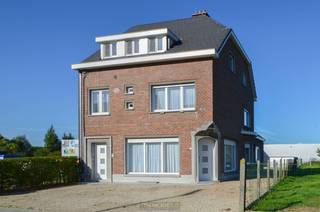 IDEALE OPBRENGSTEIGENOM bestaande uit 2 VERHUURDE APPARTEMENTEN (een gelijkvloers appartement en een triplex appartement) een GEZELLIGE EN...