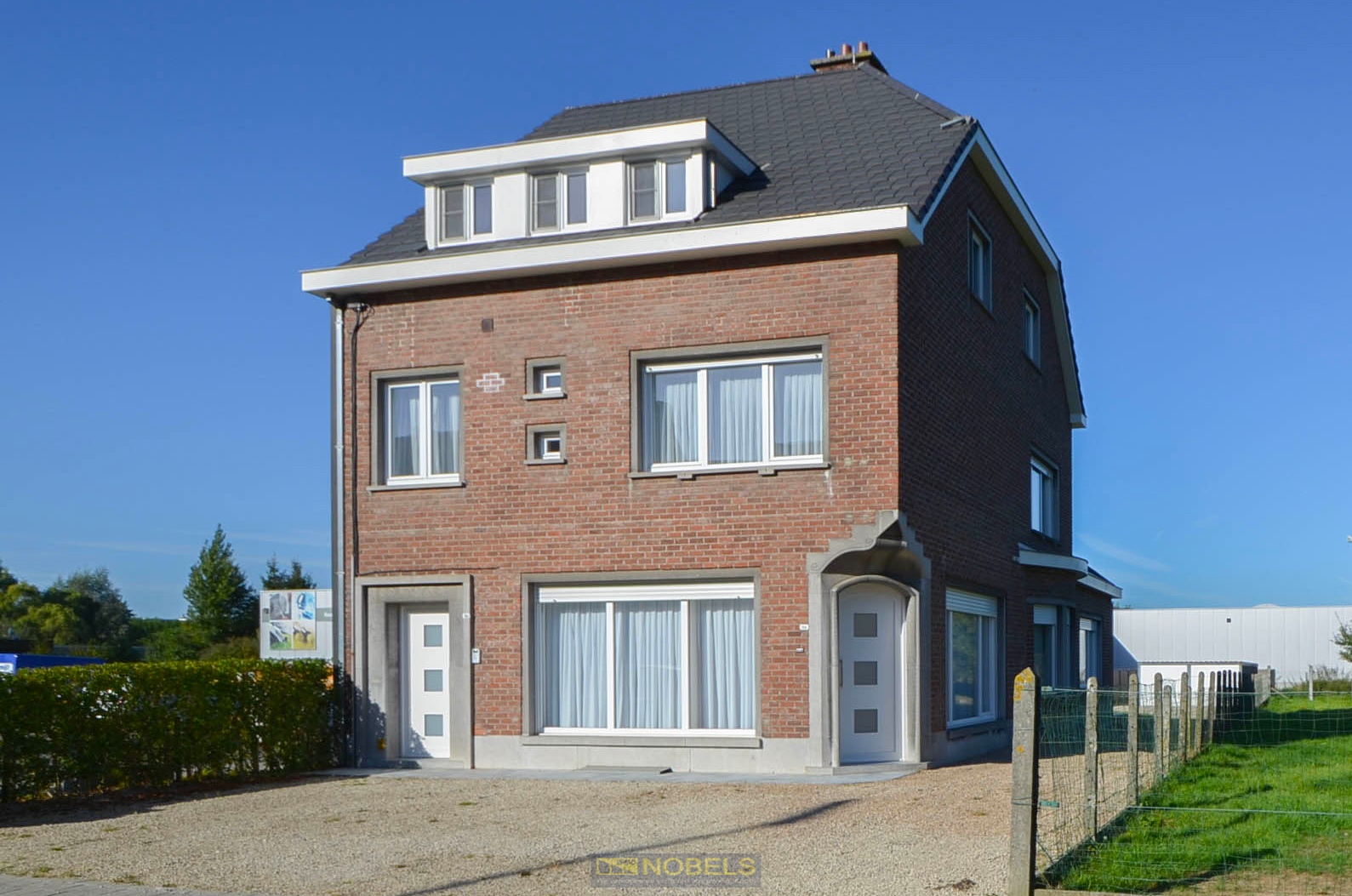 Te koop, gerenoveerde opbrengsteigendom met 2 verhuurde appartementen, gezellige tuin en 2 garages te Oudenaarde - photo 1