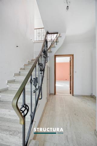Deze te renoveren villa is gelegen in een rustige en residentiële buurt en biedt een aangename combinatie van ruimte, comfort en bereikbaarheid. Dankzij de gunstige ligging bevinden winkels, horecazaken en belangrijke invalswegen zich op korte afstand. Met een bewoonbare oppervlakte van ca. 175 m² en een perceel van 6a44ca biedt deze woning tal van mogelijkheden.Indeling:Op het gelijkvloers verwelkomt de inkomhal met gastentoilet u en geeft deze toegang tot de verschillende ruimtes. De lichtrijke leefruimte met gezellige open haard vormt het hart van de woning en sluit aan op de eetruimte. Verder beschikt deze verdieping over een keuken, bergruimte en een inpandige garage met recente automatische poort. Op de eerste verdieping bevinden zich de 3 slaapkamers (16m² - 13,5m² en 9,5m²) en de badkamer. De zolderverdieping biedt bijkomende ruimte en mogelijkheden naar eigen behoefte.Buiten geniet u van een aangename Oost-georiënteerde tuin met veel privacy.De oprit biedt plaats voor 2 wagens. Karakteristieken:- Villa in een residentiële woonomgeving- Perceel van 6a44ca- Recente condenserende gasketel- Bewoonbare oppervlakte van ca. 175 m²- EPC E, aldus renovatieplicht binnen 6jDeze villa combineert een rustige, residentiële ligging met een vlotte bereikbaarheid en tal van mogelijkheden. Een woning die zeker een bezoek waard is!Meer informatie of een bezoek ter plaatse? Contacteer Structura via 02 460 80 46 of info@structura.be.