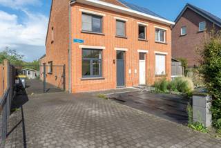 <span>Instapklare 3 slaapkamerwoning met bureau en tuin te Turnhout</span><br /><span>EPC: l</span><span>abel B | 3 kamers + 4de kamer als bureau/dressing | Tuin</span><br /><br /><span>Omschrijving:</span><br /><span>Deze instapklare </span><span>woning betreden we v</span><span>ia de inkomhal met gastentoilet en toegang tot de leefruimte.</span><br /><span>De lichtrijke woonkamer omvat een eetkamer, ruime zitkamer en charmante open keuken. De keuken is voorzien van een gasvuur, dampkap, oven, combi-oven, koelkast, diepvries en vaatwasser. Aansluitend vinden we de badkamer, dewelke uitgerust is met een ligbad, douche, badkamermeubel met dubbele wastafel en een toilet. Alsook de wasplaats is hier zeer praktisch in verwerkt.</span><br /><br /><span>Op de eerste verdieping vinden we 3 kamers, waarbij de ruimste kamer via een vaste trap toegang biedt tot een 4de zolderkamer. Ideaal als bureau, dressing of hobbyruimte. Alsook een praktische keldere ontbreekt hier niet!</span><br /><br /><span>Bijzonderheden:</span><br /><span>- EPC: B-label</span><span><br /></span>- Elektrische keuring conform!<br />- Asbestveilig<br /><span>- 3-4 kamers</span>