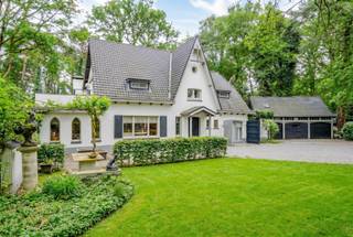 Exclusieve, charmante villa in een uitzonderlijk groen en rustgevend kader, met royale leefruimtes, 4 à 5 slaapkamers, 2 badkamers, garages...