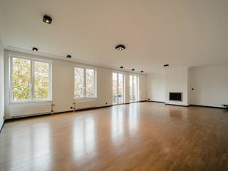 Ideaal gelegen op de vijfde verdieping van een gebouw aan de Louizalaan, tussen de Kasteleinstraat en het Flageyplein, biedt dit gerenoveerde appartement een bruto vloeroppervlakte van 189 m² (EPC) en beschikt het over drie slaapkamers en een vrij uitzicht op de Louizalaan.<br /><br />Het appartement komt uit op een ruime inkomhal met vestiaire en gastentoilet, die leidt naar een lichte woonkamer met een woon-/eetkamer en een aparte, volledig ingerichte keuken met ontbijthoek. Het slaapgedeelte bestaat uit een hoofdslaapkamer met inbouwkast en en-suite badkamer, en twee extra slaapkamers, elk met een eigen doucheruimte.<br /><br />Andere: zijn een wasmachine/droger, vier optionele parkeerplaatsen, eikenhouten parketvloer, een veiligheidsdeur en een video-intercom. De maandelijkse kosten (gemeenschappelijke ruimtes, verwarming, elektriciteit, water, internet en televisie) bedragen € 490. Huurperiodes voor korte termijn (drie, zes, negen of twaalf maanden) zijn mogelijk. EPC: C<br /><br />De Louizalaan wordt beschouwd als het Brusselse equivalent van de Champs-Élysées. Deze buurt staat bekend om zijn vele winkels, avondmarkt en talloze restaurants. Gemakkelijk bereikbaar met het openbaar vervoer, het is de meest trendy wijk van Brussel.<br /><br />Voor meer informatie kunt u contact opnemen met Laurence Ballaux op +32 (0) 2 640 08 01.