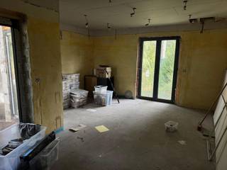 Gelegen in de gegeerde villawijk Hoge Bergen bevindt zich deze ruime laagbouwvilla op een uitzonderlijk perceel van maar liefst 2.760 m². De woning biedt een uitstekende basis voor wie op zoek is naar een ruime gezinswoning met potentieel en de mogelijkheid om ze volledig naar eigen smaak af te werken.
De renovatiewerken aan de woning werden reeds aangevat, maar er is nog een aanzienlijke verdere afwerking en renovatie nodig. Hierdoor biedt het pand de kans om de woning verder te moderniseren en in te richten volgens de wensen van de nieuwe eigenaar.
De villa beschikt over minstens vier slaapkamers en twee badkamers en is voorzien van een vaste trap, wat zorgt voor extra mogelijkheden naar indeling en benutbare ruimte. Daarnaast beschikt het eigendom over een groot bijgebouw, ideaal als garage, atelier, opslagruimte, hobbyruimte of voor andere doeleinden.
Het ruime perceel van 2.760 m² biedt volop privacy, groen en mogelijkheden. Dankzij de combinatie van de rustige ligging in de villawijk, de royale perceeloppervlakte, de ruime woning en het grote bijgebouw vormt dit eigendom een interessante opportuniteit voor wie op zoek is naar een villa met veel ruimte en renovatiepotentieel.
Een ruime laagbouwvilla op een prachtig perceel, met reeds aangevatte renovatiewerken en tal van mogelijkheden om er een unieke thuis van te maken.