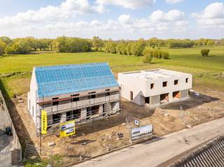 <ul>
	<li>Halfopen bebouwing met inpandige garage</li>
	<li>Rustige ligging met uitzicht op de velden</li>
	<li>3 slaapkamers (multifunctionele zolderruimte zolder lot 1 + 2)</li>
	<li>Energiezuinige woningen (BEN)</li>
</ul>
<br />OMGEVING<br />In het landelijke Bontegem, een charmante deelgemeente van Wieze, realiseert Potrell een kleinschalig nieuwbouwproject van vier halfopen woningen op percelen van ca. 700m². De woningen bevinden zich op een rustige locatie en bieden een prachtig uitzicht op de achterliggende velden. Ideaal voor wie op zoek is naar wonen in het groen, met de nodige ruimte en privacy.<br /><br />INDELING<br />Elke woning beschikt over een inpandige garage en werd functioneel ingedeeld met het oog op comfort en efficiëntie. Op de eerste verdieping bevinden zich drie slaapkamers, een afzonderlijk toilet, en een badkamer met ligbad, douche en dubbele lavabo.<br />De zolderverdieping (lot 1+2) biedt extra mogelijkheden: richt deze ruimte in als vierde slaapkamer, bureau of hobbykamer,... volledig naar jouw noden en wensen.<br /><br />E-PEIL<br />Bovendien worden de woningen energiezuinig gebouwd volgens de laatste normen, wat resulteert in een laag E-peil en dus een lagere energiefactuur. Comfortabel én toekomstgericht wonen!<br /><br /><br />Laat je verrassen door de ruimte, rust en lichtinval in deze moderne woningen. Interesse in dit unieke woonproject in Bontegem? Contacteer ons vrijblijvend voor meer info of een bezoek ter plaatse.<br /><br />WONING OP MAAT | JOUW WONING, JOUW STIJL<br />Maak van deze woning jouw droomhuis op maat! Voeg je eigen smaak en persoonlijkheid toe en kies zelf de keuken, vloer en badkamer van jouw instapklare woning. Een eigen stek op maat van jouw wensen en stijl. Jij kiest, Potrell voert uit. Zo makkelijk is het!<br /><br />Prijzen zijn exclusief kosten.