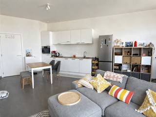 <p>Dit appartement van ca. 61 m² is gelegen op de zevende verdieping. Dankzij de centrale ligging en de nabijheid van belangrijke invalswegen geniet u van een uitstekende bereikbaarheid. Bovendien bevindt de bruisende Dageraadplaats, met haar ruime aanbod aan gezellige restaurants, cafés en terrassen, zich op wandelafstand.<br /><br />Via de inkomhal komt u terecht in de lichtrijke leefruimte met open keuken. De grote raampartijen zorgen voor een overvloed aan natuurlijk licht en bieden een prachtig uitzicht over de stad. De moderne, greeploze witte keuken is volledig uitgerust met kwalitatieve toestellen, waaronder een koelkast met vriesvak, een oven, een inductiekookplaat en een vaatwasser.<br /><br />De ruime slaapkamer, eveneens voorzien van een grote raampartij, beschikt over een ensuite badkamer met douche en lavabo. Verder is er een praktische berging met aansluiting voor een wasmachine en droogkast, evenals een apart gastentoilet.<br /><br />Een absolute meerwaarde is het schitterende gemeenschappelijke dakterras, waar u de hele dag door kunt genieten van de zon en een panoramisch uitzicht over Zurenborg en de Antwerpse skyline.<br /><br />Een private kelderberging is reeds begrepen in de huurprijs. een tweede kelderberging is optioneel bij te huren aan 50 Euro per maand.<br />Een autostaanplaats is bij te huren aan 150 Euro per maand.<br /><br />Gemeenschappelijke lasten: 80 Euro per maand.<br />De nutsvoorzieningen gas, water en elektriciteit zijn privé op te nemen door de huurder.<br />EPB nieuwbouw.<br /><br />Onmiddellijk beschikbaar.</p>