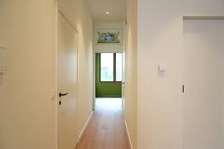 <p>Mooi en rustig wonen op een fijne locatie? <span>In de Vlagstraat kan dat met dit volledig gerenoveerde éénslaapkamerappartement!</span></p>
<p>Bij het betreden kom je terecht in een open eet- en leefruimte met een volledig geïnstalleerde keuken. Dankzij de ligging op het gelijkvloers geniet je niet alleen van trappenloos comfort, maar ook van een groene stadstuin. De schuifdeuren laten toe om deze volledig open te zetten, ideaal met de lente in aantocht.<br /><br />Aan de andere kant van het appartement bevindt zich de slaapkamer met een authentiek glas-in-looddetail boven de deur en elektrische lamellen. Daarnaast is de badkamer uitgerust met een toilet, lavabomeubel en douche. Dankzij een grondige energetische renovatie is het appartement voorzien van een warmtepomp en ventilatiesysteem D.<br /><br />- Huurprijs: 950 EUR<br />- Gem. kosten: 50 EUR (inclusief provisie voor water)<br />- Huurwaarborg = 3 maanden huur<br />- Huurovereenkomst startende 1 jaar (mogelijkheid tot verlening 3-6-9)<br />- Kosten elektriciteit zijn apart<br />- Onmiddellijk beschikbaar</p>
<p>Graag dit appartement verder ontdekken? U kunt een bezoek inplannen via volgende link https://jamar.immo/te-huur/vlagstraat-47-bus-001-2060-antwerpen/<br />Nog vragen? Contacteer gerust roxanne@jamar.immo</p>
<p>Extra's:<br />- Rustige locatie<br />- Gezellige tuin<br />- EPC = B</p>