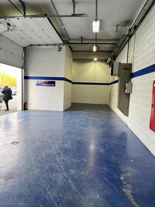 Deze ruime loods is uitstekend gelegen langs de Leuvensesteenweg in Zaventem, met een vlotte verbinding naar de Brusselse Ring en de E40...