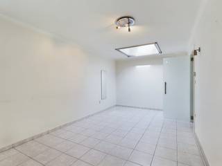 This is a commercial ground floor with spacious apartment with separate access.Rented on the ground floor until the end of 2026, possibility to rent out the apartment.Advantages:- security of renting the ground floor up to and including 2026- very good yield- interesting commercial location