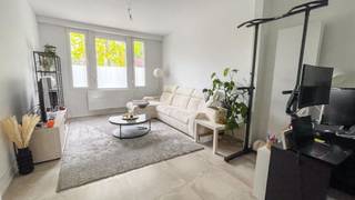 <p><span>Ruime gezinswoning te huur nabij centrum Wevelgem</span></p><p><span>Op zoek naar een comfortabele woning met veel ruimte en een gunstige ligging? Deze toffe woning nabij het centrum van Wevelgem heeft alles in huis voor aangenaam wonen.</span></p><p><span>De woning bestaat uit een inkomhal, gezellige woonkamer, ruime ingerichte woonkeuken, 3 volwaardige slaapkamers, een zolder en een ingerichte badkamer met douche. Buiten geniet is er gezellig terrasje en een aangename tuin.</span></p><p><span>Dankzij de centrale ligging bevinden winkels, scholen en openbaar vervoer zich op korte afstand.</span></p><p><span>Vrij vanaf 1 juli 2026.</span></p>