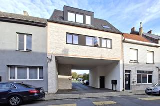 <p>Centraal gelegen in Ninove, op wandelafstand van winkels, scholen en het station, vindt u dit <strong>mooie nieuwbouwappartement </strong>op de eerste verdieping van een recent gebouw <strong>met lift</strong>.</p><p>Het appartement beschikt over <strong>een volledig geïnstalleerde open keuken </strong>met aansluitend een<strong> woonkamer van 25 m² en een zonneterras</strong>. Het appartement telt <strong>twee slaapkamers</strong> van respectievelijk 12,5 m² en 11,5 m², <strong>een badkamer met alle comfort</strong>, <strong>een apart toilet</strong> en <strong>een praktische wasplaats</strong>. Een<strong> extra berging van 2 m²</strong> op het gelijkvloers, naast de <strong>inbegrepen staanplaats</strong>, biedt bijkomende opbergruimte.</p><p>Energiezuinig:<strong> EPC-label A</strong> - Zonnepanelen - Vloerverwarming - Toilet op regenwater</p><p>Dankzij de goede ligging in het centrum van deze stad, geniet u van een uitstekende bereikbaarheid: Alle faciliteiten alsook het openbaar vervoer en invalswegen bevinden zich allemaal op korte afstand. Onmiddellijk beschikbaar!</p>