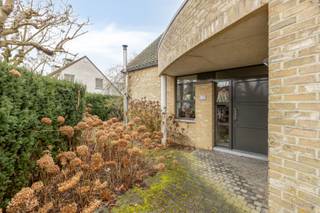 <strong>Instapklare gezinswoning met 3 slaapkamers te koop in Tessenderlo-Ham</strong><br /><br />Op de Geelsebaan, nabij het centrum van Tessenderlo, vinden we deze charmante gezinswoning. De woning is gelegen op fietsafstand van het centrum met een supermarkt, warme bakker, horeca en openbaar vervoer. Ook omliggende gemeenten zoals Tessenderlo-Ham en Meerhout zijn vlot bereikbaar. De op- en afrit van de E313 bevindt zich op slechts vijf minuten rijden.<br /><br />We betreden de woning via de voordeur en komen binnen in de lichtrijke inkomhal (5,10m²). De ruime leefruimte (40,25 m²) geniet van overvloedige natuurlijke lichtinval dankzij de raampartijen tot op de grond. Een palletkachel zorgt hier voor extra gezelligheid. Vanuit de leefruimte heb je een mooi zicht op de tuin en directe toegang tot het terras. Er is bovendien voldoende plaats voor een comfortabel salon en een grote eettafel. Aansluitend bevindt zich de stijlvolle keuken (15,05 m²), uitgerust met een gezellig eeteiland, microgolfoven, combi-oven, koelkast, vaatwasser en een inductiekookplaat. Op het gelijkvloers vinden we tevens een eerste, zeer ruime slaapkamer (18,0 m²) met parketvloer. De recent gerenoveerde badkamer (8,9 m²) is smaakvol afgewerkt en voorzien van een dubbele lavabo, een vrijstaand bad en een inloopdouche. Via de keuken bereiken we de praktische bijkeuken (11,67 m²), uitgerust met ingemaakte kasten en voldoende bergruimte.<br /><br />Met de trap komen we op de eerste verdieping, waar de mooie overloop (8,98 m²) een open zicht biedt op de woonkamer beneden. Hier bevinden zich nog twee ruime slaapkamers (14,5 m² en 13,35 m²), eveneens met parketvloeren. De grootste slaapkamer beschikt over een eigen terras (12,5 m²). Verder is er op deze verdieping een tweede badkamer (9,07 m²) met lavabo, toilet en douchecabine. Daarnaast is er nog een extra berging (7,6 m²) en een apart toilet (1,12 m²).<br /><br />Voor de wagen is er een ruime inpandige garage (23,6 m²) met elektrische poort. Achteraan in de garage bevinden zich ook de aansluitingen voor wasmachine en droogkast.<br /><br />De woning beschikt over een grote en zonnige tuin, ideaal voor spelende kinderen of huisdieren. Dankzij de haag aan de voorzijde geniet de woning bovendien van veel privacy.<br /><br />De berekende energiescore bedraagt 154 kWh/m², wat resulteert in een gunstig energielabel B. De woning wordt verwarmd met een warmtepomp via airco-units en is voorzien van 16 zonnepanelen (4.200 Wattpiek). <br /><br />Spreekt deze leuke instapklare gezinswoning jullie aan?<br />Contacteer ons via info@bosmanvastgoed.be voor meer info of een bezoek ter plaatse. Wij helpen jullie graag verder!