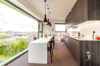 <p><span> </span></p><p><span>Moderne kamer gelegen in studentenresidentie Woods, vlakbij het Belle-Vue park. </span></p><p><span>De residentie is gelegen op een boogscheut van het centrum van Leuven, op wandelafstand van het station en nabij verschillende campussen.</span></p><p><span> </span></p><p><span>De kamer is voorzien van een uitklapbaar tweepersoonsbed (140cm x 200cm - matras niet incl.), ingebouwde kleerkasten, waardoor er meer dan voldoende opbergruimte is. De kamer heeft ook een ingebouwde bureau met  boekenplank en persoonlijke frigo met vriesvak. Verder beschikt de kamer over een persoonlijke badkamer met douche, lavabo en toilet.</span></p><p><span>De fietsenstalling is bereikbaar met de lift of via de trappenhal.</span></p><p><span> </span></p><p><span>Per verdieping zijn er twee keukens, die gedeeld worden met maximaal 10 personen. De keukens zijn voorzien van een oven, microgolf, vitro-keramische kookplaat, eettafel, wastafels en een persoonlijke opbergkast die op slot kan. Elke keuken heeft ook zijn eigen terras.</span></p><p><span> </span></p><p><span>Er is ook een gemeenschappelijke ontspanningsruimte met televisie, zetels, tafels en een kickertafel. Verder is er ondergronds nog een afsluitbare fietsenstalling, afvallokaal en een wasplaats met wasmachine en droogkast. </span></p><p><span> </span></p><p><span>De prijs bedraagt €645/maand exclusief provisie nutsvoorzieningen (50/maand)</span></p><p><span> </span></p><p><span>*De Foto's in de advertentie zijn van een gelijkaardige studentenkamer.</span></p><p><span> </span></p><p><span>Interesse? Contacteer ons via </span><span><span>student@immolivit.be</span></span><span> </span></p><p><span> </span></p>