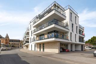 <span><span>In het centrum van Diksmuide bevindt zich dit <strong>instapklare appartement </strong>met<strong> twee slaapkamers</strong>, gelegen op de <strong>eerste verdieping van residentie 'Patersvat'</strong>. Dankzij de uitstekende en centrale ligging bevinden winkels, supermarkten, horecazaken en het openbaar vervoer zich op wandelafstand. Dit energiezuinige appartement is ideaal als eigen woonst én als interessante investering.<br /><br />Met een <strong>bewoonbare oppervlakte van maar liefst 104 m²</strong> biedt dit appartement, gelegen op een leuke hoeklocatie wat resulteert in meer lichtinval, alle ruimte om comfortabel te wonen. De grote raampartijen zorgen voor een <strong>overvloed aan natuurlijk licht</strong>, wat de leefruimtes een aangename en open uitstraling geeft.<br />Via de inkomhal en de brede gang bereikt u het apart gastentoilet met handenwasser. De lichtrijke leefruimte omvat een gezellige zithoek, een ruime eetplaats en een volledig ingerichte open keuken, voorzien van alle nodige toestellen.<br />Vanuit de leefruimte heeft u rechtstreeks toegang tot het <strong>zeer ruime terras van maar liefst 31,6 m²</strong>, waar u volop kunt genieten van het buitenleven en waar voldoende plaats is voor een comfortabele lounge- en eethoek.<br />Verder beschikt het appartement over twee ruime slaapkamers, een badkamer uitgerust met een douche en een lavabomeubel, en een praktische berging met wasplaats waarin alle technieken netjes zijn ondergebracht.<br /><strong>De residentie beschikt bovendien over een gemeenschappelijke fietsenberging. Daarnaast bestaat de mogelijkheid om een autostaanplaats en een afzonderlijke berging aan te kopen (prijs op aanvraag), wat zorgt voor extra comfort en bijkomende bergruimte.</strong><br /><br /><u>Troeven:</u></span></span>
<ul>
<li><span><span>Gunstige hoekligging op de eerste verdieping;</span></span></li>
<li><span><span>Bewoonbare oppervlakte van 104 m²;</span></span></li>
<li><span><span>Instapklaar, volledig afgewerkt en geschilderd;</span></span></li>
<li><span><span>Energiezuinig;</span></span></li>
<li><span><span>Zeer veel natuurlijke lichtinval;</span></span></li>
<li><span><span>Zeer ruim terras van maar liefst 31,6 m²;</span></span></li>
<li><span><span>Twee ruime slaapkamers;</span></span></li>
<li><span><span>Brede inkomhal en gang;</span></span></li>
<li><span><span>Praktische berging met wasplaats;</span></span></li>
<li><span><span>Centrale verwarming op aardgas met radiatoren;</span></span></li>
<li><span><span>Gemeenschappelijke fietsenberging;</span></span></li>
<li><span><span>Mogelijkheid tot aankoop van een autostaanplaats en afzonderlijke berging.</span></span></li>
</ul>
<span><span>Bent u op zoek naar een ruim en instapklaar appartement op een centrale ligging in Diksmuide of wenst u te investeren in kwalitatief nieuwbouwvastgoed? Dan is dit kwalitatieve en volledig afgewerkte appartement een uitstekende opportuniteit.<br />Interesse? Neem contact op met Diksimmo. Bel <strong>051 50 11 51</strong> of mail naar diksmuide@diksimmo.be voor meer informatie of een bezoek ter plaatse.</span></span>
