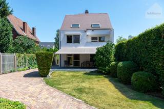 Op een mooi perceel van 700 m² bevindt zich deze uitzonderlijk ruime en instapklare gezinswoning met een bewoonbare oppervlakte van maar liefst 226 m².<br /><br />Bij het betreden van de woning komt u in een ruime inkomhal die toegang geeft tot de lichtrijke leefruimte. De recent vernieuwde keuken is volledig uitgerust en vormt samen met de gezellige woon- en eetkamer het hart van de woning.<br /><br />Op het gelijkvloers bevinden zich bovendien een gastentoilet en een praktische wasplaats met ingemaakte kasten.<br /><br />Verder beschikt de woning over maar liefst vijf volwaardige slaapkamers, waardoor er tal van mogelijkheden zijn voor thuiswerk, hobbyruimte, speelkamer of fitness.<br />Op de eerste verdieping vinden we 3 ruime slaapkamers terug, waarvan één voorzien van ingebouwde kasten en terras. Deze verdieping biedt ook een bureauruimte en badkamer.<br />De stijlvolle badkamer werd recent vernieuwd en is voorzien van een inloopdouche, toilet en wastafel met dubbele lavabo.<br /><br />Via de trap in de nachthal is ook de tweede verdieping bereikbaar waar nog 2 slaapkamers (22,5m² en 30m²) terug te vinden zijn. Beide genieten van extra bergruimte.<br /><br />Ook is de woning voorzien van een ruime, droge kelder.<br /><br />Achteraan geniet u van een mooi aangelegde, zonnige tuin waar u in alle privacy kunt ontspannen. De tuin grenst aan een groene omgeving met uitzicht op achterliggende landbouwgrond.<br /><br />Een extra troef is de rustige zandweg achter het perceel, die een veilige en autoluwe verbinding vormt naar het dorpscentrum. Kinderen fietsen hierdoor vlot en veilig naar school, terwijl ook winkels, horeca en andere voorzieningen gemakkelijk bereikbaar zijn. Ook het op- en afrittencomplex E313 is vlot bereikbaar waardoor u in een mum van tijd richting Antwerpen, Hasselt of Luik rijdt. Zo combineert u een rustige woonomgeving met een uitstekende verbinding voor woon-werkverkeer.<br /><br />Verder is deze woning voorzien van een carport en een ruime garage met werkplaats (50 m²). Deze ruimte is perfect geschikt voor zelfstandigen, doe-het-zelvers, verzamelaars of wie extra opslagruimte wenst.<br /><br /><strong>Troeven </strong>
<ul>
	<li><span>5 slaapkamers </span></li>
	<li><span>Energiezuinig met EPC-label B oa. door </span>hoogrendementsbeglazing en 18 zonnepanelen met groenestroomcertificaten tot 2032<span> </span></li>
	<li><span>Grote garage met werkplaats (ca. 50 m²) </span></li>
	<li><span>Zonnige en onderhoudsvriendelijke tuin </span></li>
	<li><span>Rustige zandweg achter het perceel met veilige fietsverbinding naar het centrum </span></li>
</ul>
<br /><strong>Interesse? </strong>Neem snel contact met ons op voor meer informatie of een bezoek ter plaatse: info@sublimmo.be of 014 84 83 69.<br /> 