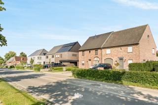 In Sint-Jan vinden we deze recente instapklare halfopen woning (BJ: 2017) afgewerkt met kwalitatieve en duurzame materialen, ideaal voor gezinnen...