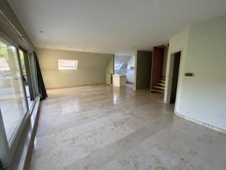 Het appartement is gelegen in de groene residentie "Tennisgarden", in het centrum van Heusden. Hier vind je op wandelafstand de supermarkt, bakker, slager, scholen, ... Ook vlot bereikbaar met het openbaar vervoer en met de wagen. Het appartement bevindt zich op de derde verdieping (lift aanwezig) en heeft volgende indeling: inkomhal, ruime leefruimte en eetplaats met toegang tot het terras, hier heb je prachtig zicht over de bomen en uitkijk op het tennisveld. De keuken werd nu recent opgefrist en voorzien van nieuwe toestellen. Via de nachthal komen we in de eerste slaapkamer, badkamer met dubbele lavabo en ligbad/douche, apart toilet, en wasplaats. Een tweede slaapkamer is voorzien op de verdieping. Bij het appartement hoort er ook nog een autostaanplaats. Kortom deze woning is uw bezoek zeker waard als u op zoek bent naar een kwalitatieve, rustige nieuwe thuis. Onmiddellijk vrij, te bespreken. Huurprijs 1.175 euro + 70 euro (autostaanplaats) + 135 euro per maand (gemeenschappelijke kosten). 
