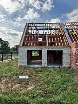 Wonen in Langemark-Poelkapelle betekent genieten van rust, natuur en een rijk verleden, midden in West-Vlaanderen. De landelijke omgeving, mooie wandel- en fietsroutes en de vlotte verbinding met Ieper en Diksmuide maken het een ideale woonplek voor wie houdt van groen en toch graag dichtbij alle voorzieningen blijft.<br /><br />In dit nieuwe woonproject realiseren we landelijke, hedendaagse woningen die volledig inspelen op comfort en functionaliteit. Elke woning beschikt over een inkomhal, lichtrijke woon- en eetkamer, open keuken, 3 of 4 slaapkamers, een badkamer en een garage of carport (afhankelijk van het lot).<br /><br />De afwerking bepaal je volledig zelf. Keuken, badkamer, vloeren en binnendeuren kies je volgens jouw smaak en stijl, zodat je hier écht kan wonen zoals jij het wilt.<br /><br />EPB: woning in aanbouw<br /><br />Benieuwd? Contacteer ons voor meer info.<br /><br />Deze prijs is exclusief kosten notaris, registratierechten en BTW