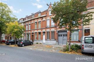 Charming terraced house full of character located in a very nice location in Kortrijk with three bedrooms and a well-kept layout. This house...