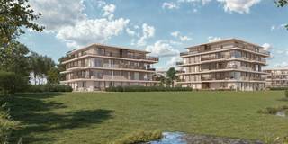 Domein Heydelberg biedt nieuwbouwappartementen in Loppem, aan de rand van Brugge. De derde fase omvat appartementen met 1, 2 of 3 slaapkamers, tot 133 m², de appartementen genieten van royale terrassen en uitzicht op groen. Het ontwerp is tijdloos en legt een nadruk op licht, ruimte en zicht. Voor de afwerking is gekozen voor materialen die mooi aansluiten bij de unieke omgeving en omliggende natuur. Domein Heydelberg Loppem kiest voor duurzame geothermie, waarbij bodemwarmte wordt gebruikt om via vloerverwarming te verwarmen en passief te koelen, waardoor de appartementen bijna-energieneutraal (BEN) zijn. Dit biedt niet alleen een lagere energiefactuur maar ook belangrijke fiscale voordelen.De ligging is ideaal: rustig, maar dichtbij de E40, een bushalte naar Brugge, winkels, restaurants en recreatie in Loppem. Domein Heydelberg is een parel in het regionale vastgoedaanbod.Type indeling 20A.0.03:-inkomhall met vestiaire -leefruimte met open keuken en toegang tot het ruime terras-berging met aansluiting wasmachine-badkamer met inloopdouche, WC en enkel lavabomeubel-slaapkamer 1-slaapkamer 2Algemeen: Prijzen zijn exclusief BTW, verkooprechten, notariskosten en projectgebonden kosten voor nieuwbouw (zoals bv. kosten basisakte en aansluitingskosten)Bent u op zoek naar een nieuwbouwappartement te koop in de groene regio Brugge? Vraag dan vandaag nog een vrijblijvend bezoek aan.