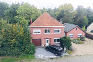 VALIMMAS verkoopt deze landelijk gelegen karaktervolle woning met garage en zuidgerichte tuin....
Het gelijkvloers bestaat uit een inkomhal, een salon en eetkamer, een ingerichte keuken met eethoek, een wasplaats, een toilet, een garage en een berging.
De verdieping omvat een nachthal/overloop met toilet, drie ruime kamers (waarvan twee met een dressing), en een badkamer met ligbad.
De zolderverdieping is stemmig ingericht als grote vierde slaapkamer.
Er is tevens een kelder beschikbaar.
Dit betreft een heel degelijke en solide constructie met alle nodige basiscomfort, maar interieurs en inrichting nog op te knappen en te moderniseren
Magnifieke ligging, in een groene en landelijke setting tussen Asse-ter-Heide en Meldert, nabij natuurgebied ‘Kravaalbos’ en mooie uitgestrekte kouters.