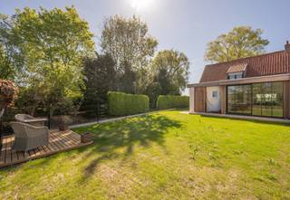 Energiezuinigheid: zonnepanelen (juni 2026), vloer-, zijmuur en dakisolatie, nieuwe centrale verwarming, nieuwe radiatoren,… . De woning werd de voorbije jaren gerenoveerd met o.a.: nieuwe leidingen (verwarming, sanitaire en elektriciteit), nieuwe betonplaat, isolatiechape, chape, vernieuwd EPDM plat dak,..<br /><br />Indeling:<br />Gelijkvloers: inkom, leefruimte met eetplaats en zithoek, open keuken (kookplaat, dampkap, oven, koelkast, vaatwas en spoelzone) met eetplaats , berging/wasplaats en badkamer (inloopdouche, dubbel lavabomeubel en toilet).<br />Eerste verdieping: 2 ruime slaapkamers met open zicht over de velden. 1 slaapkamer met maatkasten.<br />Zolder: geïsoleerde bergzolder.<br /><br />Buiten: voortuin, oprit met doorgang naar terras en achtertuin.<br /><br />Contacteer Bonne Vastgoed 7 op 7 voor meer info of bezoek via 0468/10.40.40 of info@bonnevastgoed.be