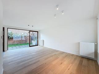 Maison neuve moderne, confortable et économe en énergie à louer au cœur d'Ypres. Cette maison à louer dispose de 3 chambres. <br />Cette maison à louer est en cours de construction le long de la Lange Meersstraat, en plein centre historique d'Ypres.<br /><br />L'architecture de la maison est empreinte de calme. Il tire des éléments typiques de l'environnement, tels que des briques, des fenêtres en bois et des balustrades. Les maisons sont également un exemple classique de construction de haute qualité, économe en énergie et durable. De plus, profitez pleinement de l'espace ouvert et de la tranquillité du site.<br /><br /><br />Cette maison neuve a une surface habitable de 148 m².<br /><br />Disposition :<br />Les maisons sont construites sur 3 étages. Le rez-de-chaussée a été transformé en salon. Des toilettes et un local technique sont également prévus au rez-de-chaussée. Une terrasse spacieuse sera également construite.<br /><br />Premier étage : étage avec 2 chambres et salle de bain. Le premier étage dispose également d'un toit vert spacieux avec terrasse.<br /><br />Au deuxième étage, 2 autres chambres seront fournies, une 2ème salle de bain avec baignoire, un débarras avec branchements pour machine à laver et sèche-linge et une 3ème toilette.<br /><br />Possibilité d'acheter un box de garage souterrain ou une place de parking et un espace de rangement supplémentaire.<br /><br />Dans l'ensemble : <br />- Facilement accessible<br />- Architecture haut de gamme<br />- Tout à proximité<br />- Matériaux durables et intemporels de haute qualité