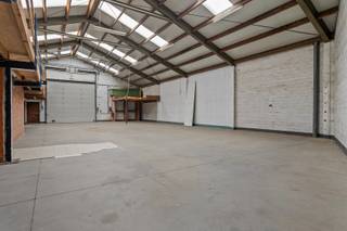 Ruime loods gelegen te Roeselare. Er is vlotte verbinding tot bij de ring rond Roeselare, en de oprit van de autostrade.<br />De voorkant van de loods is voorzien van een grote inrijpoort en een overdekte ruimte voor laden en lossen.<br />Daarnaast is nog een aparte garage voorzien in deze huur.<br />De loods zelf is 16m breed en 22 m diep.<br />Het dak werd recent volledig vernieuwd geïsoleerde dakpanelen.<br /><br />Onmiddellijk beschikbaar.<br /><br />Wacht niet langer en maak van deze uitstekende locatie de nieuwe thuisbasis voor uw bedrijf! Neem vandaag nog contact met ons op voor meer informatie of om een bezichtiging in te plannen. T. 051|201.400.