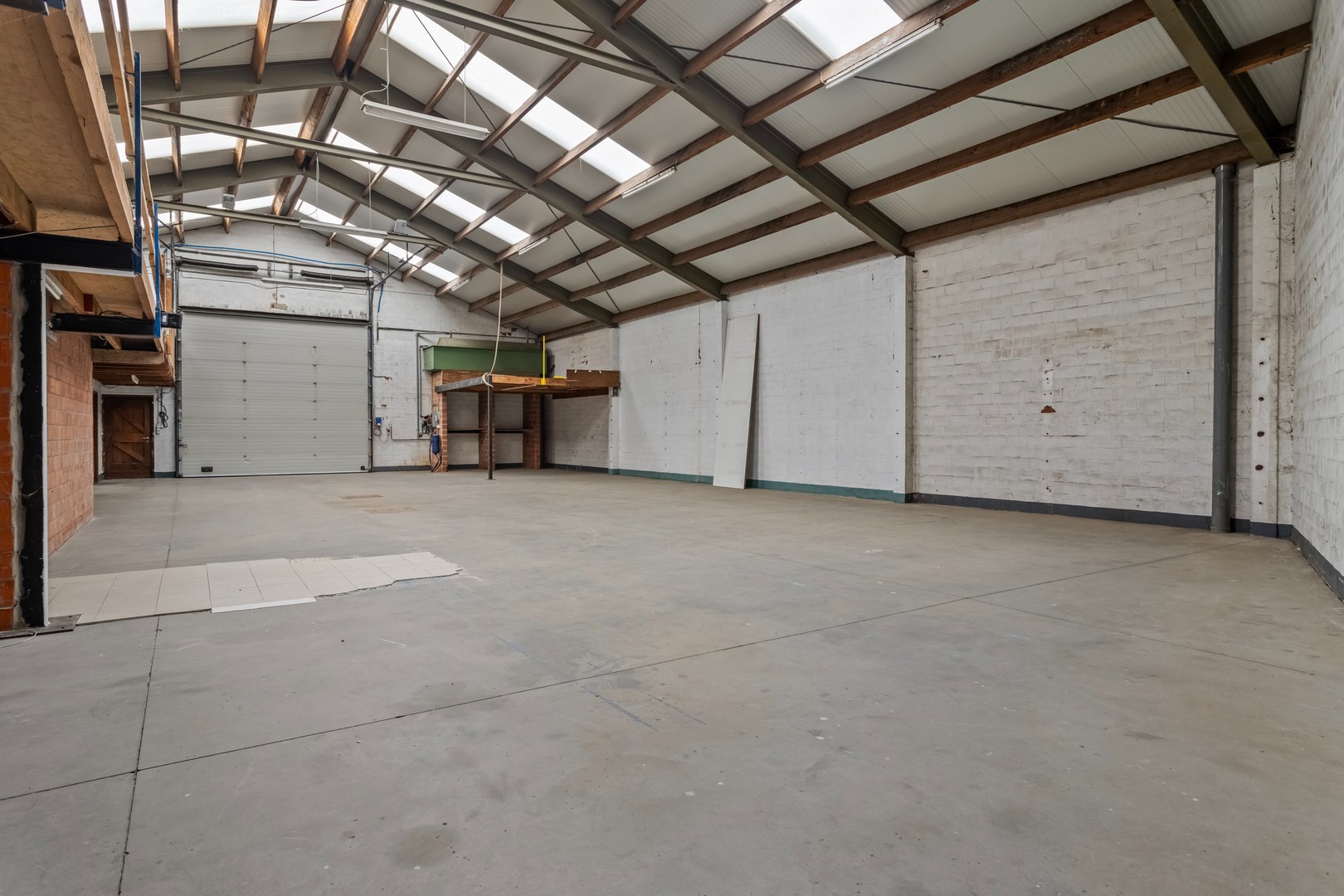 Magazijn van 355 m² + garage 45 m² met een goede centrale ligging - foto 2